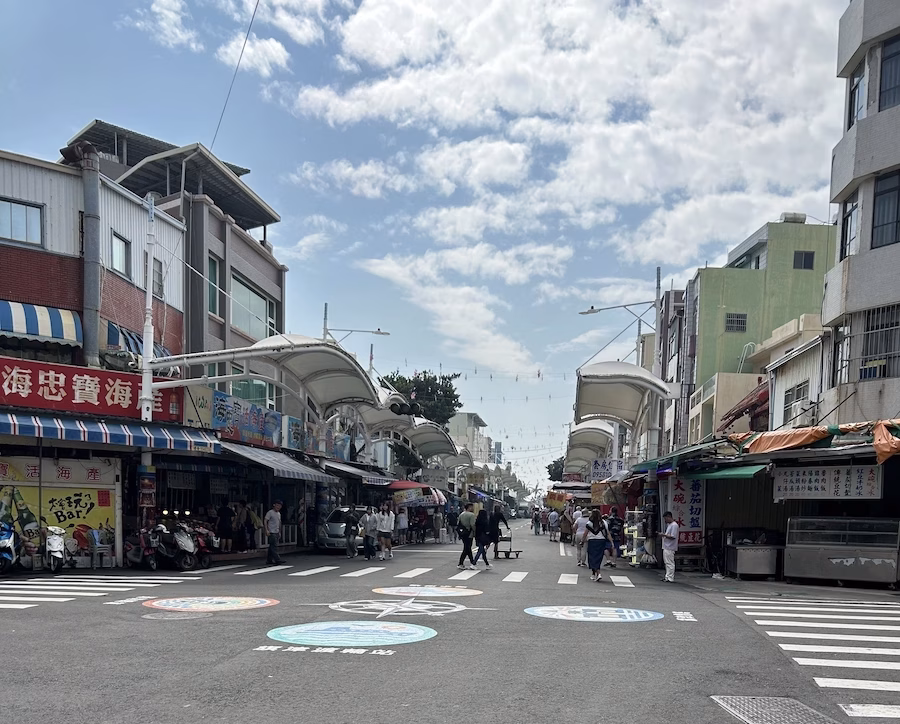 Cijin Old Town scene, fresh seafood every day