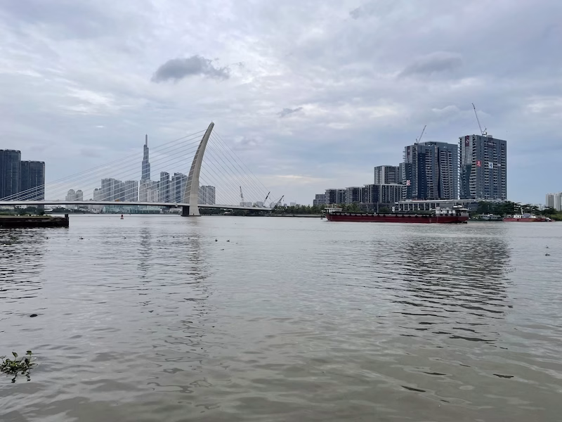 Song Sai Gon (Saigon River), gloomy day by the river
