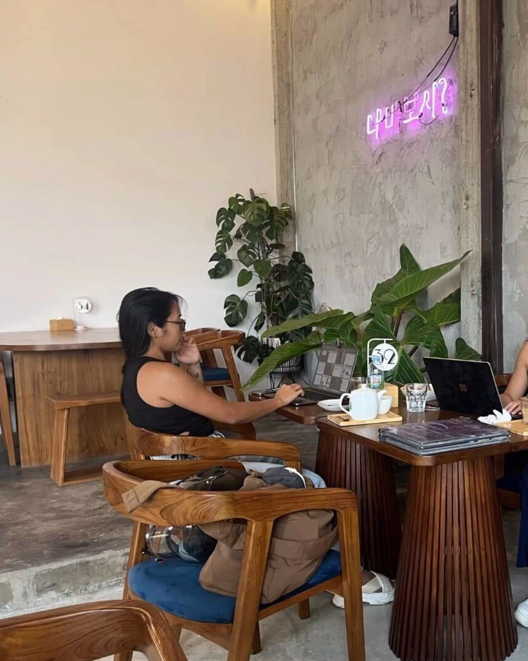 Digital nomad working in a cafe in Chiang Mai