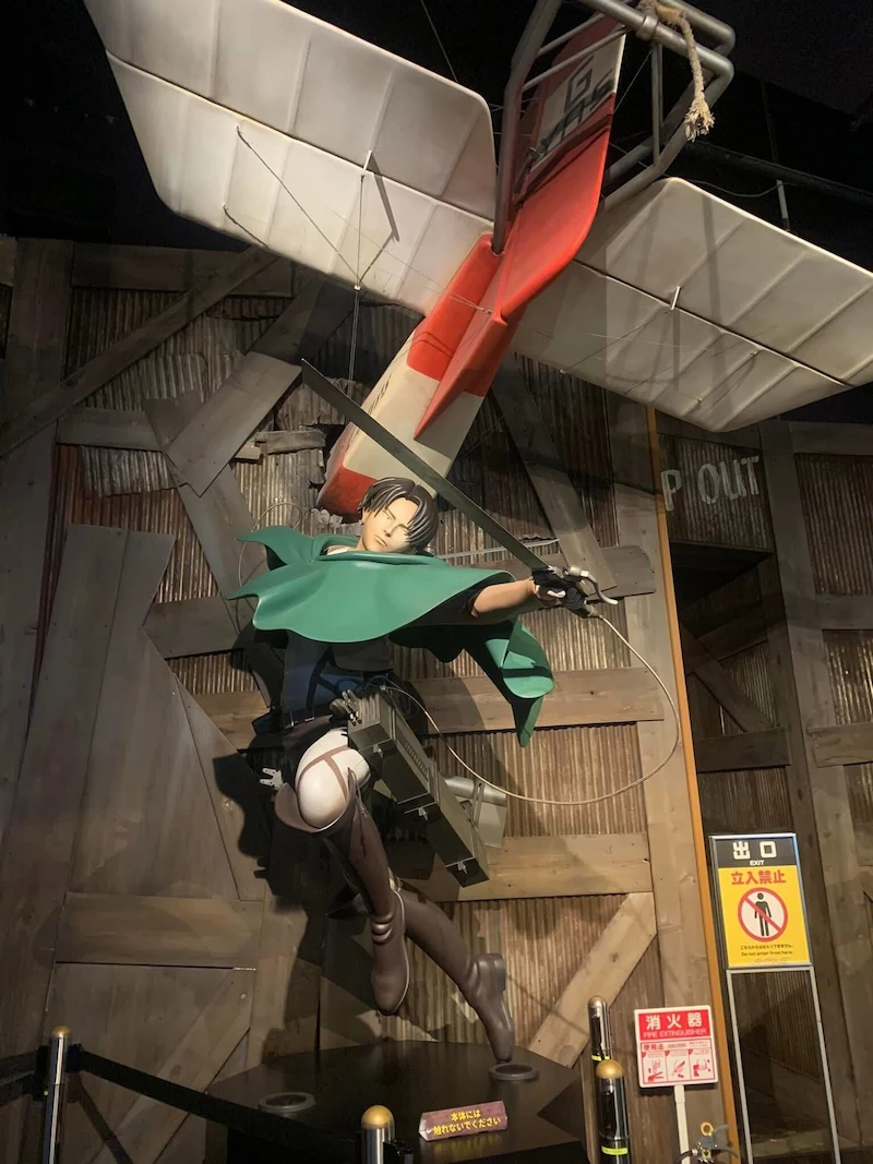 A life-sized statue of Levi Ackerman from Attack on Titan inside Tokyo Joypolis.