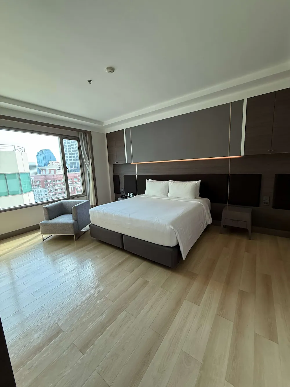 Spacious bedroom with a king-size bed and city view at Jasmine City Hotel in Asok, Bangkok